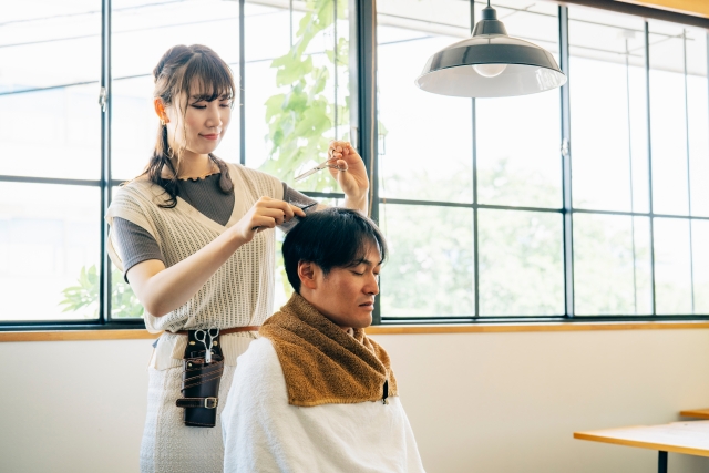 髪型(最優先。美容室に行くだけで激変)