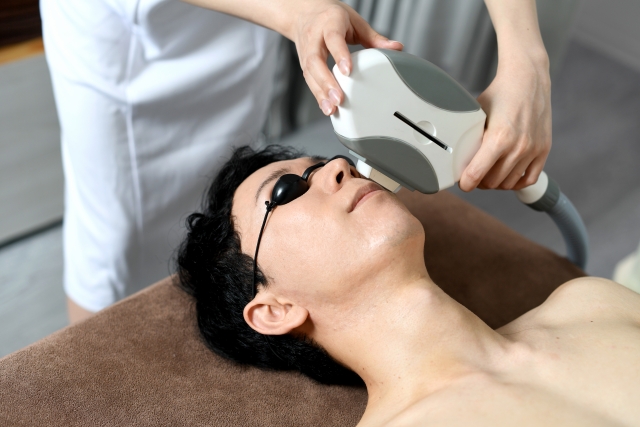 ヒゲ脱毛で清潔感を上げてモテるメガネ男子へ