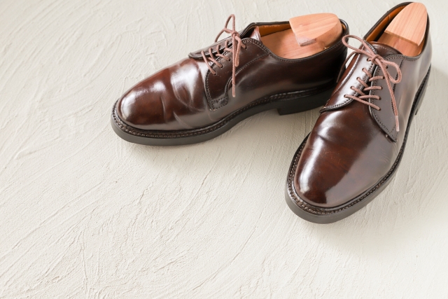 スニーカーではなくオシャレなものに